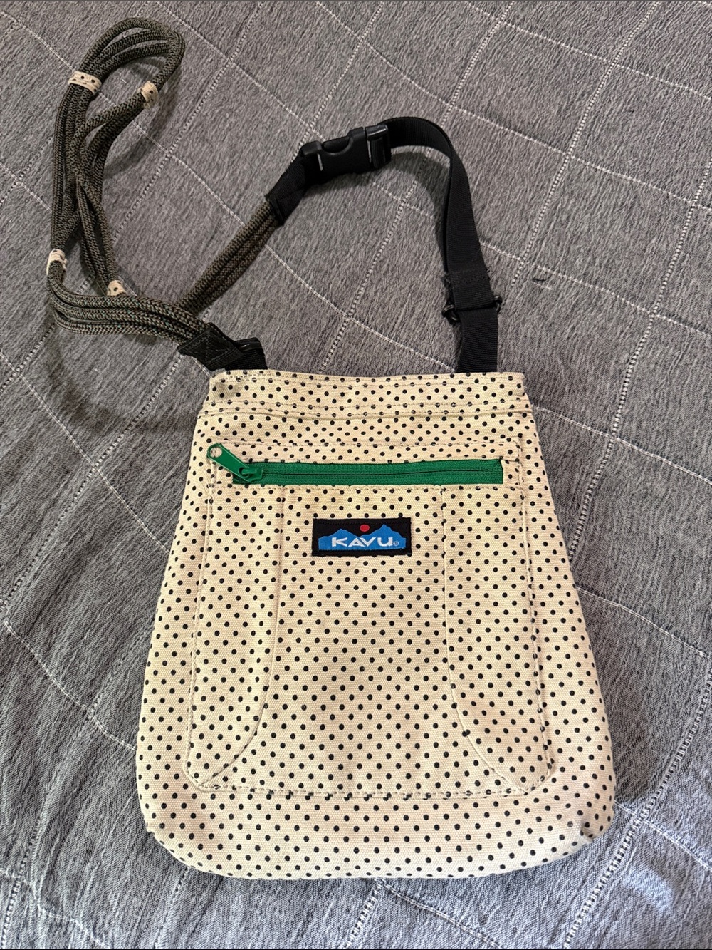 Kavu Beige Polka Dot Crossbody Pouch with Green Zip